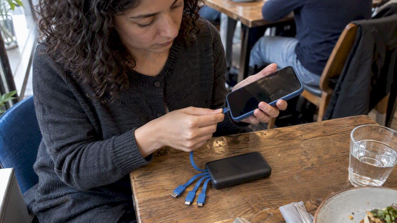 Gerätekompatibilität beim Powerbank-Verleih: Was wirklich lädt